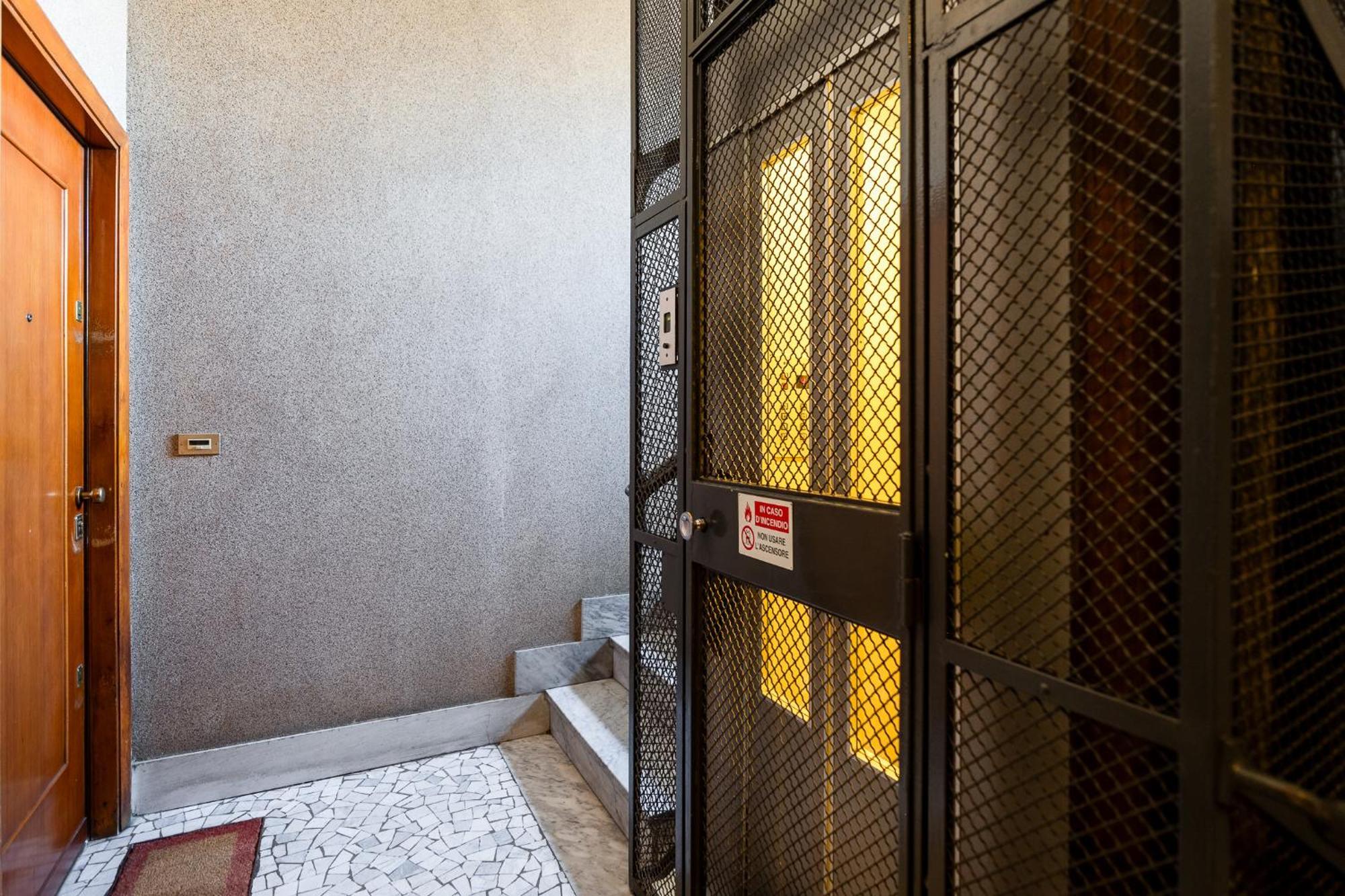 Central Milan Apartments - Duomo And Navigli, Bright With Balcony — Photos 1